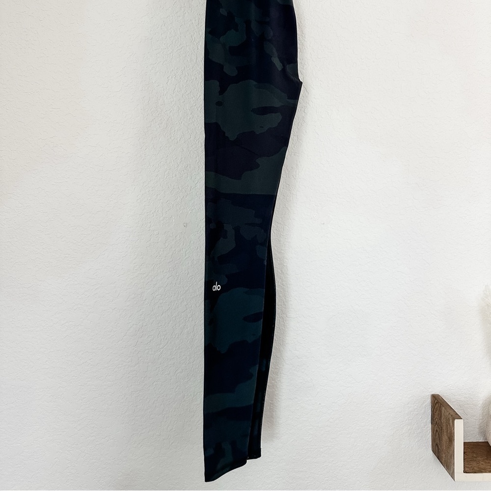 ALO Yoga Camouflage Leggings — Dark Green & Black - Picture 3 of 4